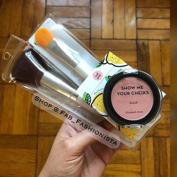 Beauty bundle Show me your cheeks & Makeup brushes - Picture 1 of 5